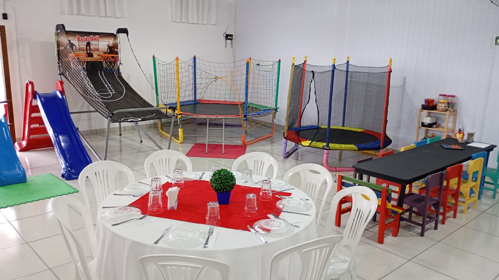 Salão do Salon Festas e Eventos montado para receber convidados